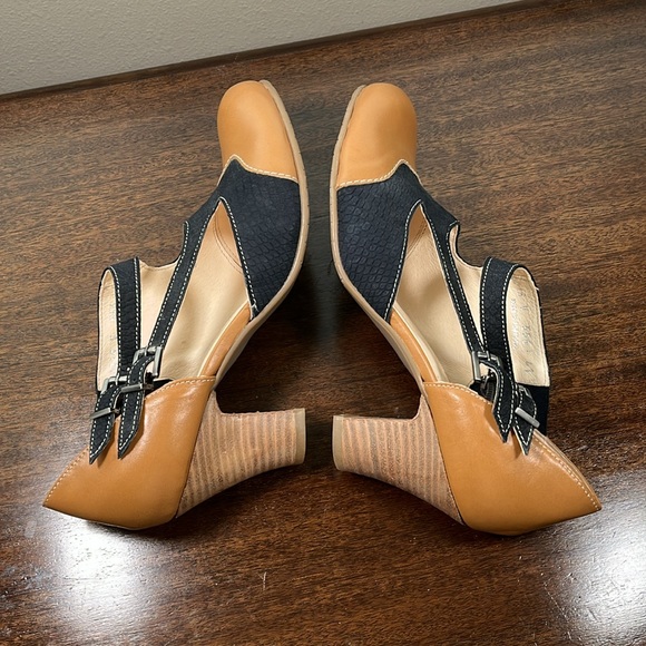 NWOT FIDJI Heeled Pumps Tan & Navy Leather Size 41 Padded Insole - Picture 4 of 10